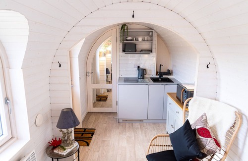 Arnold Cottage | ANDRUS - MAYFLOWER MEADOW, romantic, with hot tub in Brandesburton
