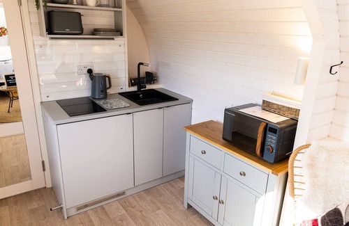 Arnold Cottage | ANDRUS - MAYFLOWER MEADOW, romantic, with hot tub in Brandesburton