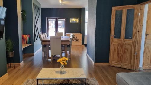 Anfield Apartment | Anfield Luxe Retreat - Stylish Stay with Parking - Steps from Stadium - Short Drive to City Centre