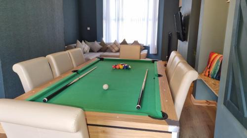 Anfield Apartment | Anfield Luxe Retreat - Stylish Stay with Parking - Steps from Stadium - Short Drive to City Centre