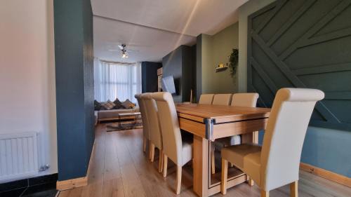 Anfield Apartment | Anfield Luxe Retreat - Stylish Stay with Parking - Steps from Stadium - Short Drive to City Centre