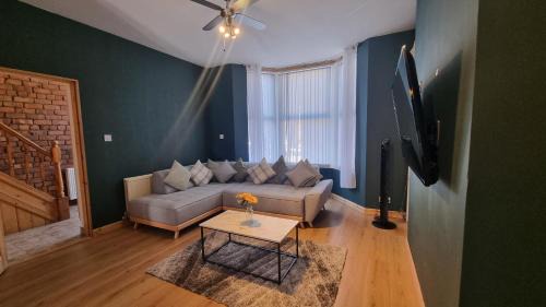 Anfield Apartment | Anfield Luxe Retreat - Stylish Stay with Parking - Steps from Stadium - Short Drive to City Centre