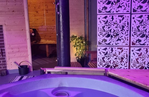 Dungannon Apartment | Angela's Hideaway - 2 Beds - Hot Tub - Sauna