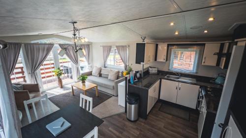 Morpeth Cabin | Angie's Haven, Superb 2 Bedroom Lodge with Hot Tub - Sleeps 6 - Felmoor Park