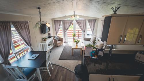 Morpeth Cabin | Angie's Haven, Superb 2 Bedroom Lodge with Hot Tub - Sleeps 6 - Felmoor Park