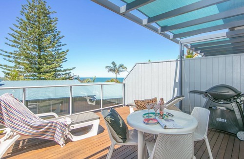 Angourie House | Angourie Blue 3 - Drop your bags, slip slop and slap and head to the beach