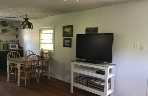 Barnardsville Apartment | Ann's Cottage - beautiful setting for the country