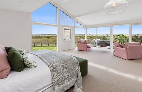 Barwon Heads House | "Anna Cara" resort style living with expansive estuary views.