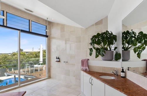 Barwon Heads House | "Anna Cara" resort style living with expansive estuary views.