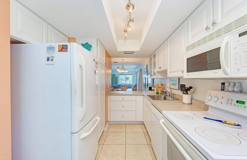 Bradenton Beach Apartment | Anna Maria Island Bay Watch Bungalow