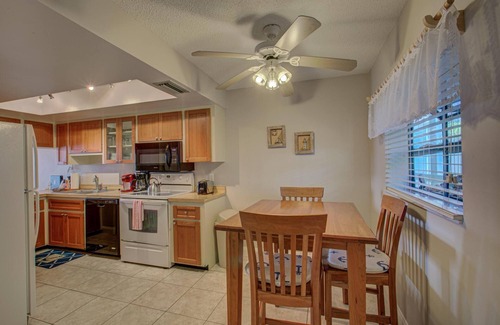 Bradenton Beach Apartment | Anna Maria Island Beach Palms 2A