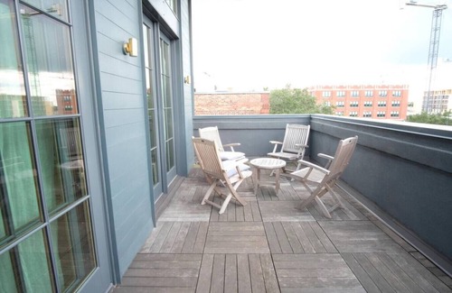Yamacraw Village Apartment | Annabelle 4B - Bright Loft With a Patio in Downtown Savannah