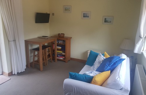 Slinfold Apartment | Annexe with Hot Tub, free Wi-Fi and off-street parking