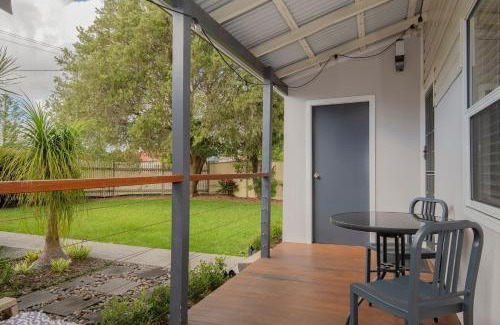 Charlestown House | Annie's Cottage - Relaxed Stay in Lake Macquarie