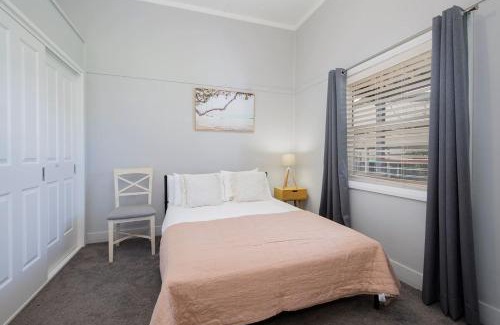 Charlestown House | Annie's Cottage - Relaxed Stay in Lake Macquarie