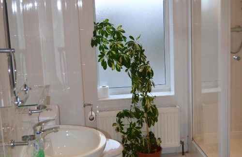 Rushmoor District Bed & Breakfast | Annie's Guest House