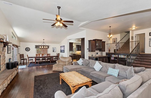 Whispering Forest Cabin | Antelope Mountain Retreat by Destination Big Bear: Open Concept! HOT TUB! Rock Fireplace! Pool Table + Foosball!