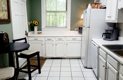Historic Downtown Savannah House | Antique Gem! Fabulous Antiques:Historic Downtown:Coveted Free Parking for 2 Cars