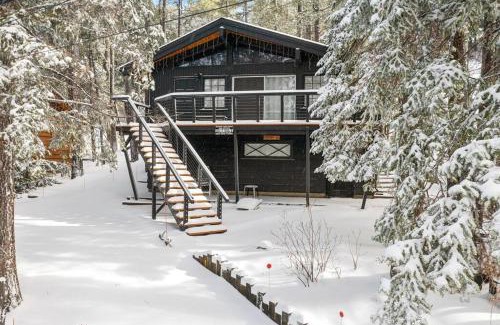Moonridge Ski Chalet | Antler Inn offers Fenced Yard, Walk to Bear Mtn & Zoo, Shuffleboard