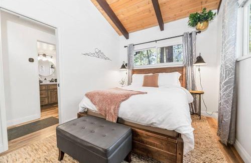 Moonridge Ski Chalet | Antler Inn offers Fenced Yard, Walk to Bear Mtn & Zoo, Shuffleboard