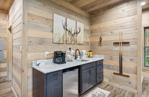 Gatlinburg - Pigeon Forge Cabin | Antler Ridge 3 Bedroom Cabin by RedAwning