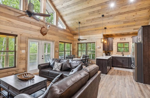 Gatlinburg - Pigeon Forge Cabin | Antler Ridge 3 Bedroom Cabin by RedAwning