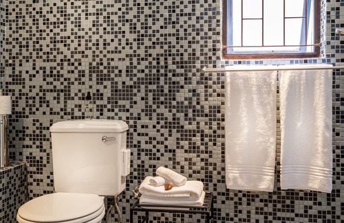 Three Anchor Bay House | Antrim Villa