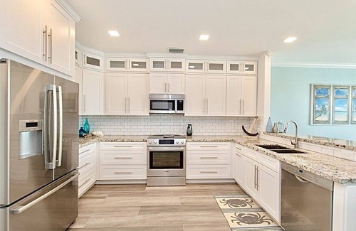 Marathon Villa | ANY DAY CHECK-IN TIL DEC! 5/5 Villa, Dock, Private Pool, Elevator, Walk to Beach
