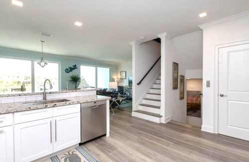 Marathon Villa | ANY DAY CHECK-IN TIL DEC! 5/5 Villa, Dock, Private Pool, Elevator, Walk to Beach