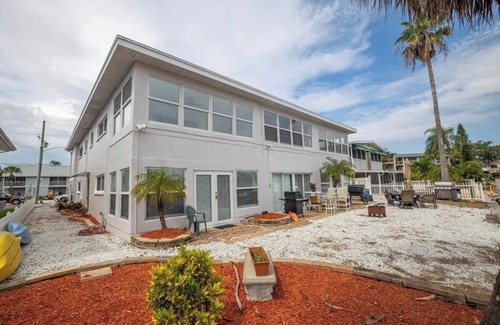 Capri Isle Condo | ANYONE WOIULD LOVE this Condo and the Area you can't beat