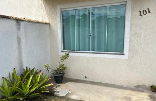 Rio das Ostras Apartment | Apê 101 5 min praia Abricó Rio das Ostras 2 quartos 4 pessoas com área externa com churrasqueira e rede