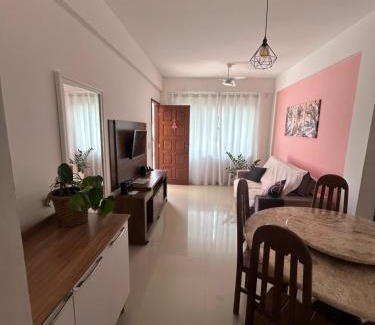 Rio das Ostras Apartment | Apê 101 5 min praia Abricó Rio das Ostras 2 quartos 4 pessoas com área externa com churrasqueira e rede