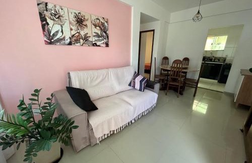 Rio das Ostras Apartment | Apê 101 5 min praia Abricó Rio das Ostras 2 quartos 4 pessoas com área externa com churrasqueira e rede