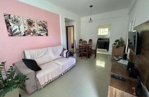 Rio das Ostras Apartment | Apê 101 5 min praia Abricó Rio das Ostras 2 quartos 4 pessoas com área externa com churrasqueira e rede