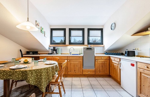 Friedrich-Wilhelm-Luebke-Koog Apartment | Apartment 'Ferienwohnung Möwe' with Shared Garden and Wi-Fi