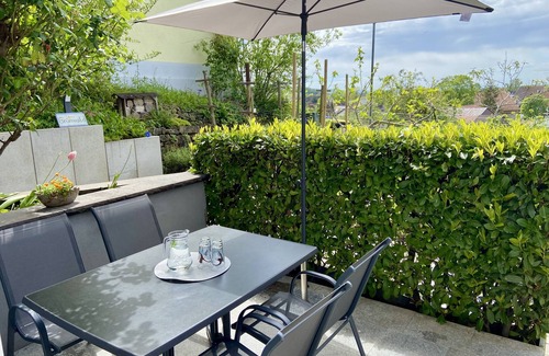 Hugelheim Apartment | Apartment 'Ferienwohnung Am Berg' with Mountain View, Private Terrace and Wi-Fi