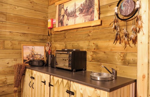 Limavady Cottage | APACHE FALLS LODGE, romantic, character holiday cottage in Castlerock