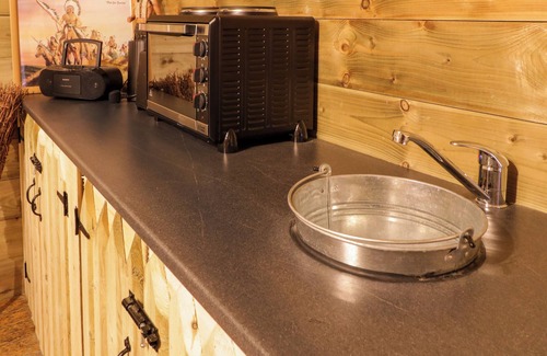 Limavady Cottage | APACHE FALLS LODGE, romantic, character holiday cottage in Castlerock