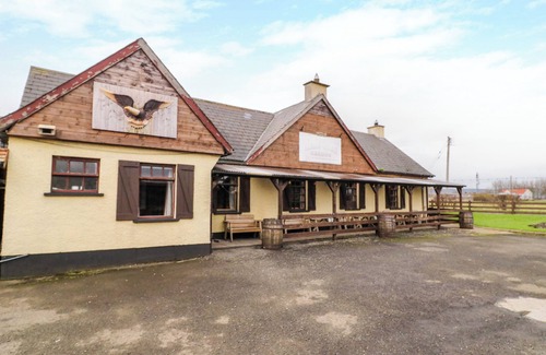 Limavady Cottage | APACHE FALLS LODGE, romantic, character holiday cottage in Castlerock