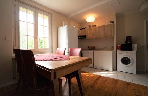 Melun Apartment | Apakabar Homestay, On-site parking, recharging point, pets allowed, trampoline