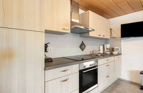 Schollach Apartment | Apartment 'Ferienwohnung Dachgeschoss' with Mountain View, Shared Garden and Wi-Fi