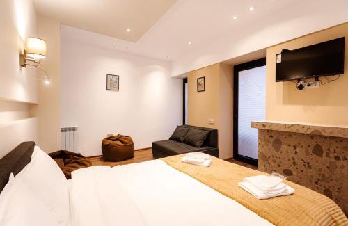 Tbilisi City Centre Apartment | Apart Meidani - Stylish Old Town Apartment with Balcony & Synagogue View