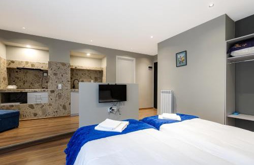 Tbilisi City Centre Apartment | Apart Meidani - Stylish Old Town Apartment with Balcony & Synagogue View