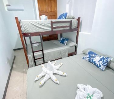 Puerto Baquerizo Moreno Apartment | Apartamento en San Cristóbal con 2 habitaciones, 6 camas, sala, comedor, cocina, balcón privado, terraza con vista al mar, lavadora, internet satelital, cerca de bares y restaurantes - Sol y Mar, Galápagos Home