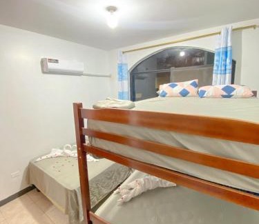 Puerto Baquerizo Moreno Apartment | Apartamento en San Cristóbal con 2 habitaciones, 6 camas, sala, comedor, cocina, balcón privado, terraza con vista al mar, lavadora, internet satelital, cerca de bares y restaurantes - Sol y Mar, Galápagos Home