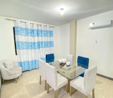 Puerto Baquerizo Moreno Apartment | Apartamento en San Cristóbal con 2 habitaciones, 6 camas, sala, comedor, cocina, balcón privado, terraza con vista al mar, lavadora, internet satelital, cerca de bares y restaurantes - Sol y Mar, Galápagos Home