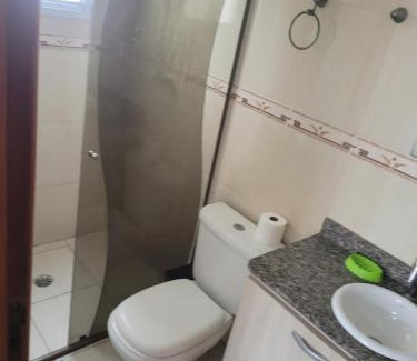 Ocian Apartment | Apartamento 02 Dormitórios na PRAIA GRANDE OCIAN, fica a 100 metros da praia , tem churrasqueira ,sendo 01 suíte