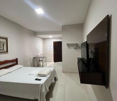 Patos de Minas Apartment | Apartamento 102 - Suíte com ar condicionado