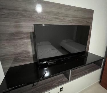 Patos de Minas Apartment | Apartamento 108 - Suíte com ar condicionado