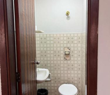 Patos de Minas Apartment | Apartamento 111 - Suíte econômica com ar condicionado